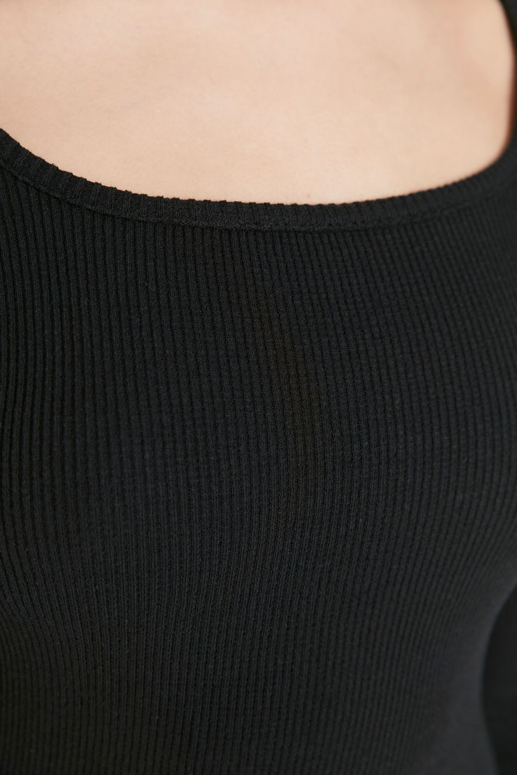 Trendyolmilla Siyah Vucuda Oturan Y?rtmacl? Bisiklet Yaka Mini Fitilli Esnek Orme Elbise TWOAW21EL2241 фото 10