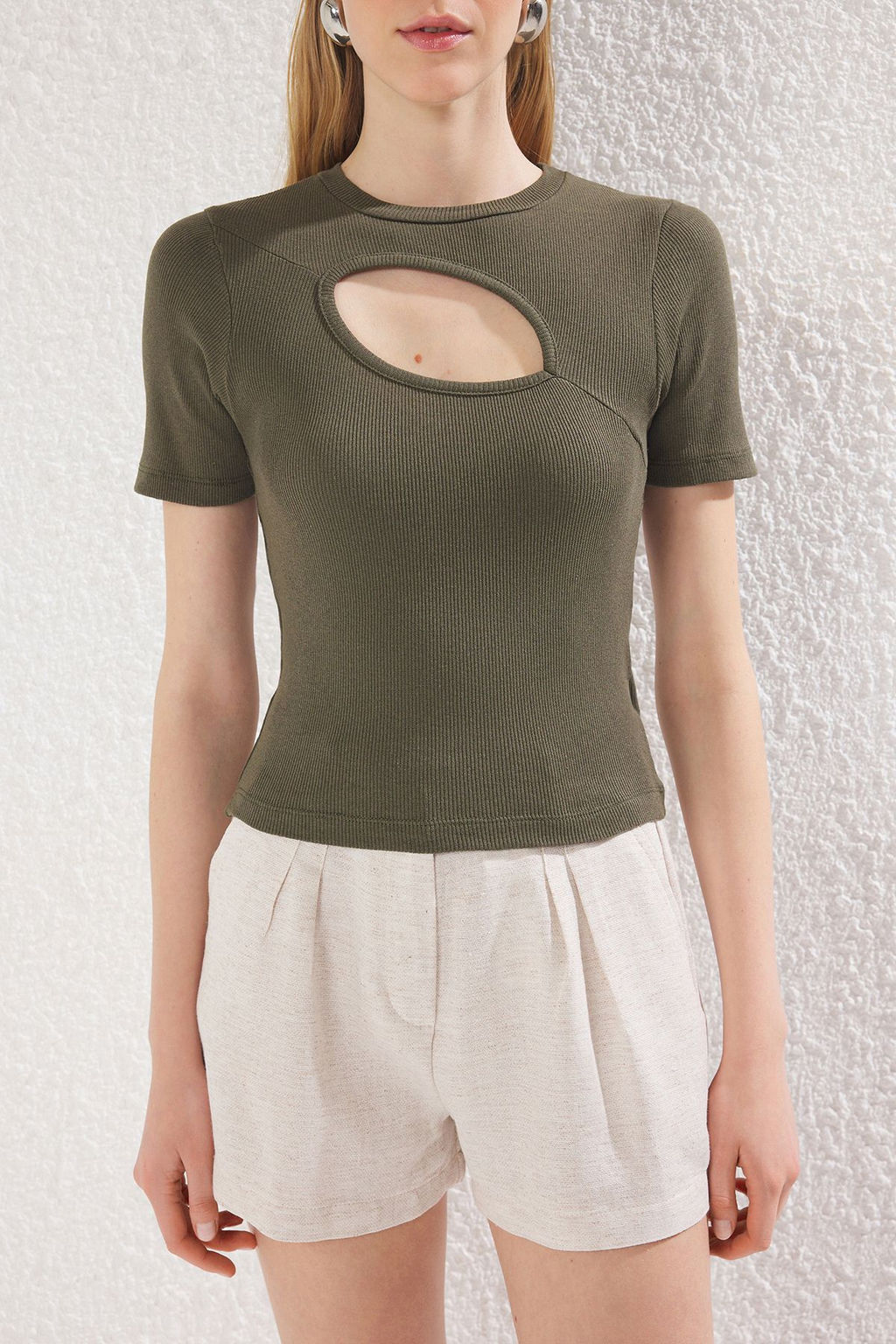 Trendyolmilla Siyah Cut Out Detayl? Fitted/Vucuda Oturan Bisiket Yaka Crop Fitilli Esnek Orme Bluz TWOSS22BZ0355 фото 11