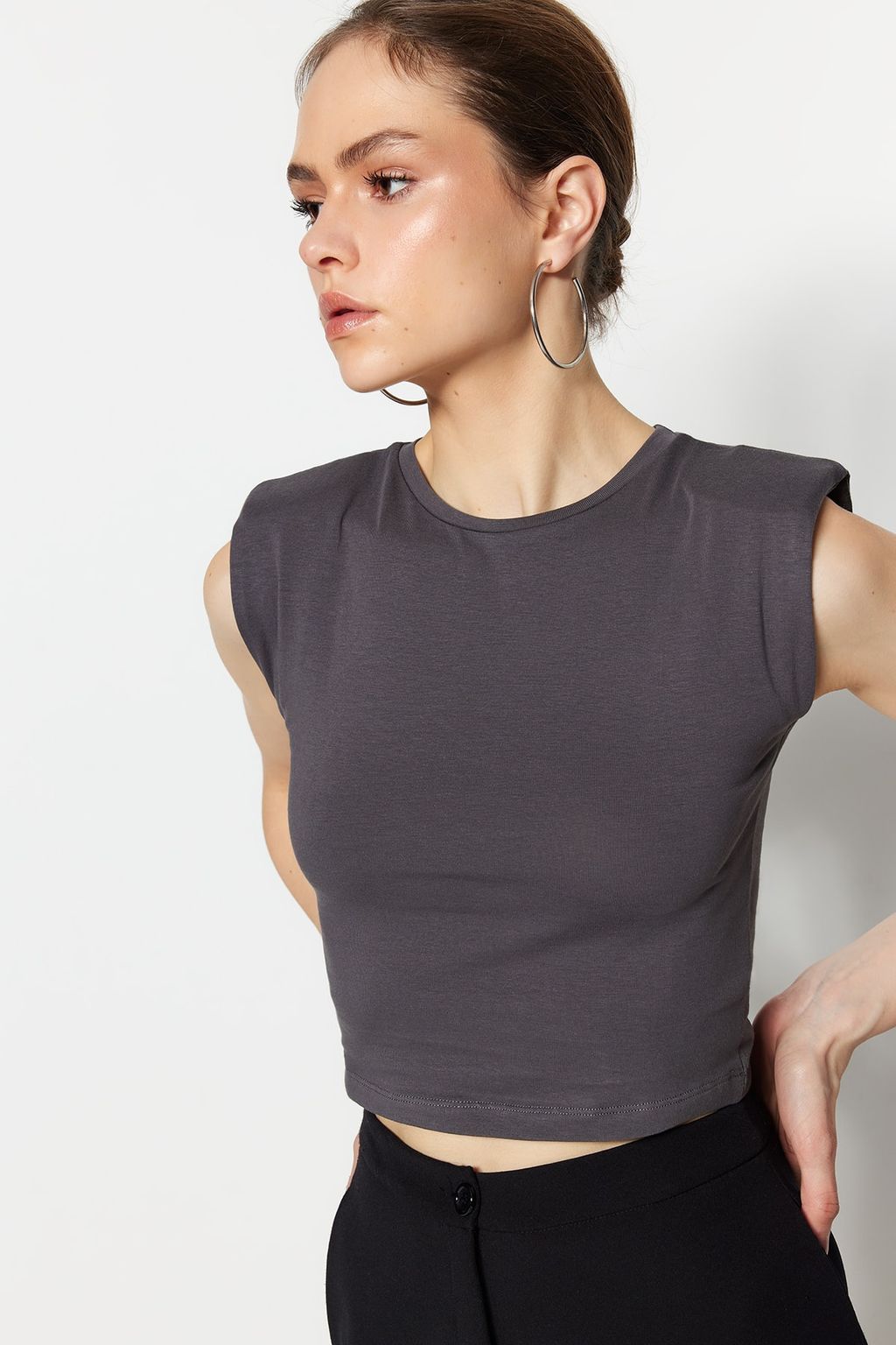 Trendyolmilla Siyah Vatkal? Fitted/Vucuda Oturan Bisiklet Yaka Crop Esnek Orme Bluz TWOSS23BZ00251  фото 14