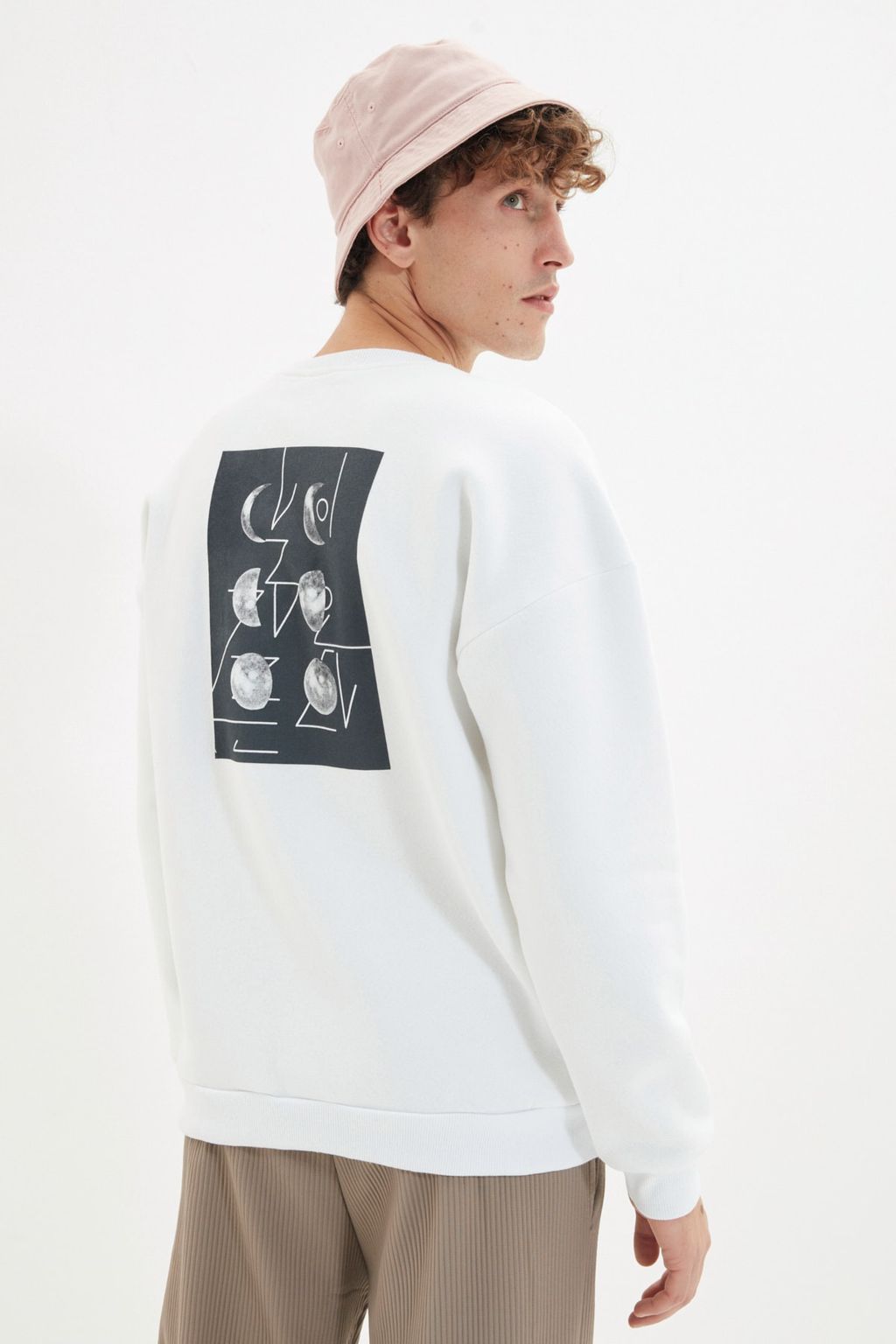 Beyaz Oversize/Genis Kesim Uzay Bask?l? Ici Polar/S?cak Tutan Sweatshirt TMNAW22SW1650