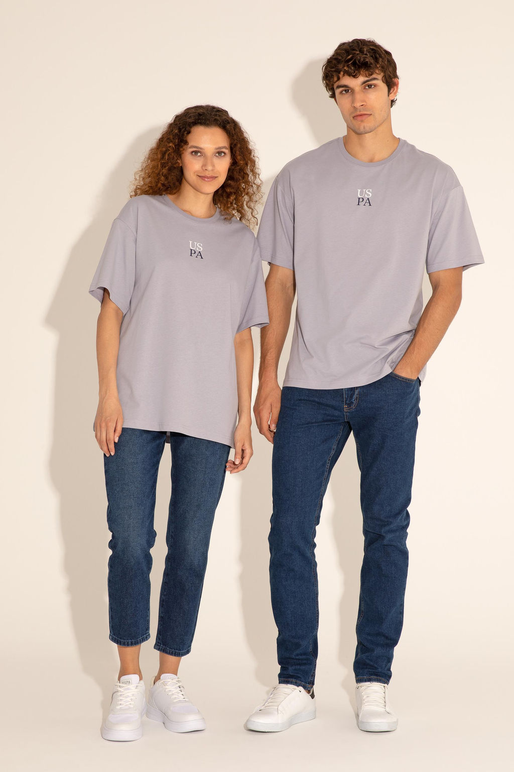 Серая удобная футболка с круглым вырезом Неожиданная скидка в корзине