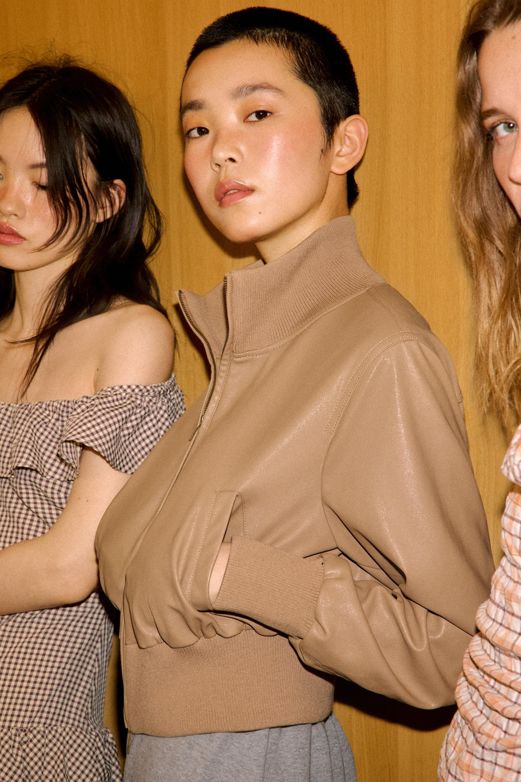 CHAQUETA BOMBER EFECTO PIEL / Camel oscuro