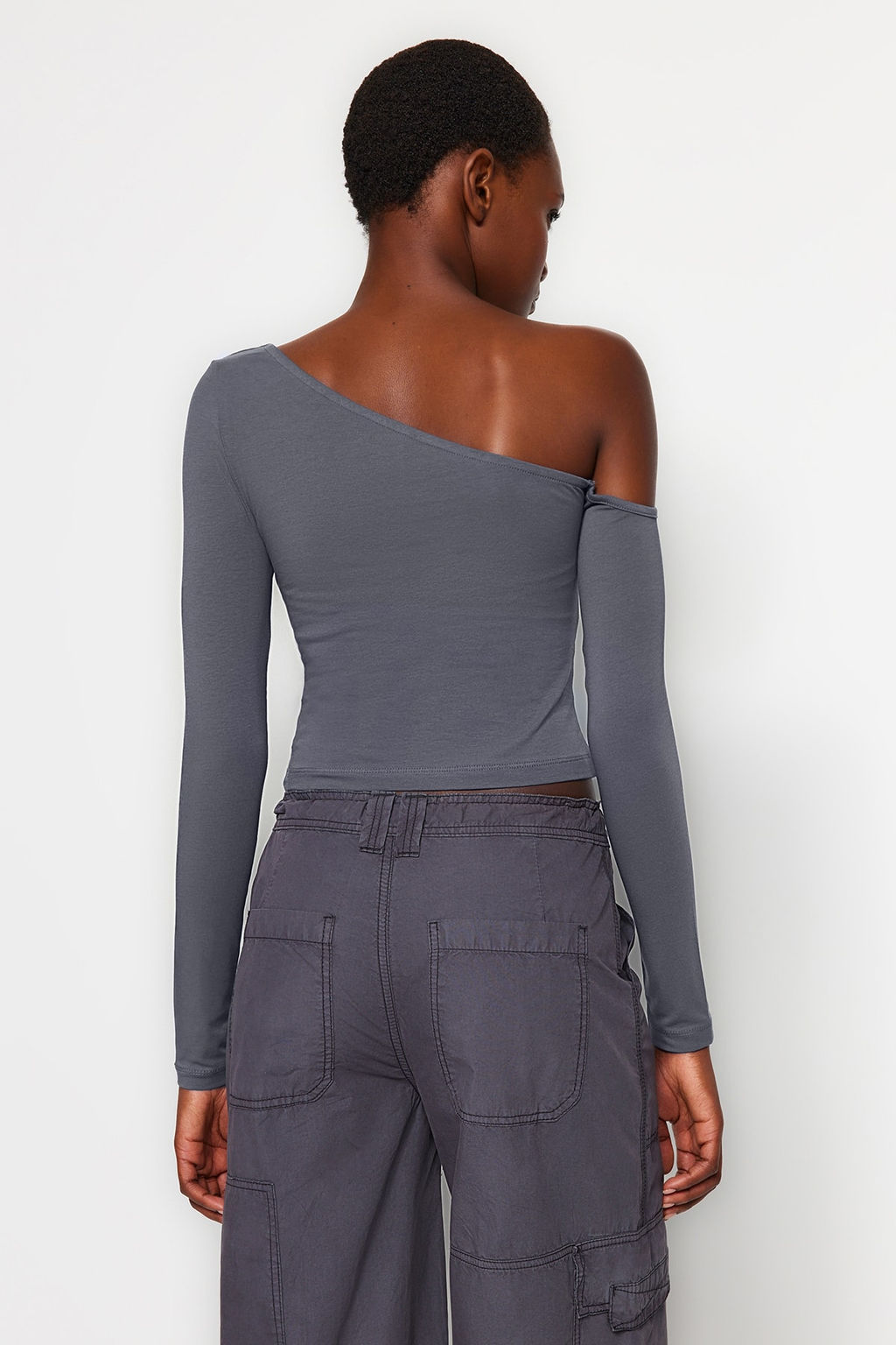 Antrasit Tek Omuz Pamuklu Esnek Fitted/Vucuda Oturan Crop Orme Bluz TWOAW24BZ00099