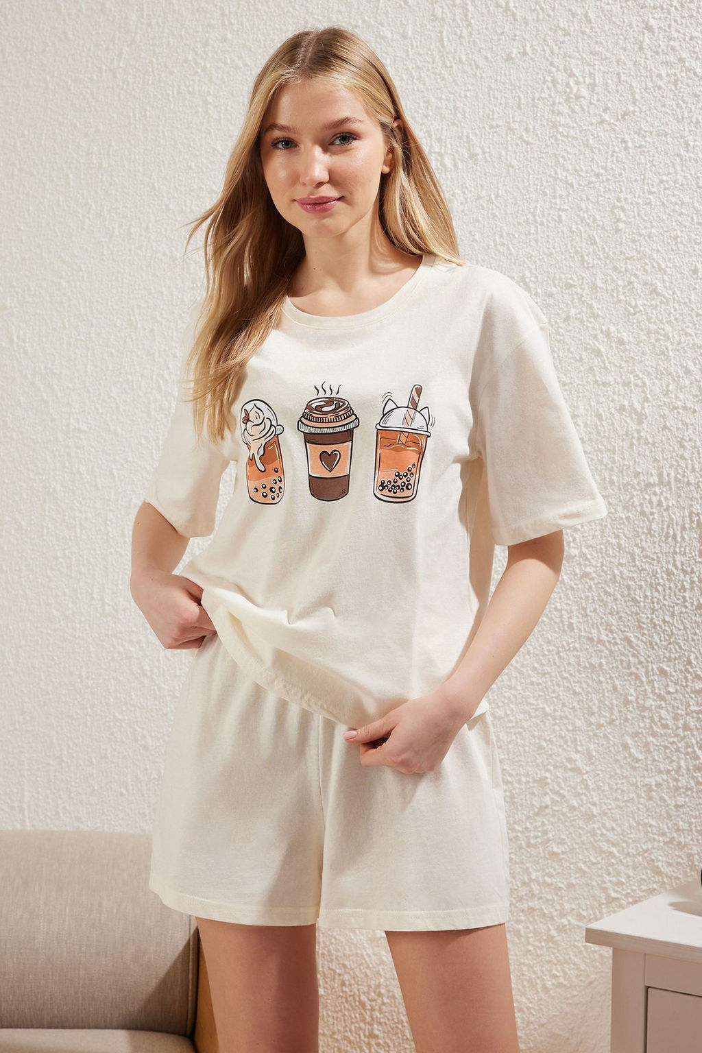 Trendyolmilla Ekru %100 Pamuklu Kahve Bask?l? Sortlu Orme Pijama Tak?m? THMSS25PT00247