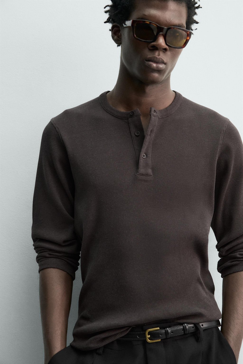 CAMISETA RIB CUELLO PANADERO / Negro / Marr?n - Zara фото 6