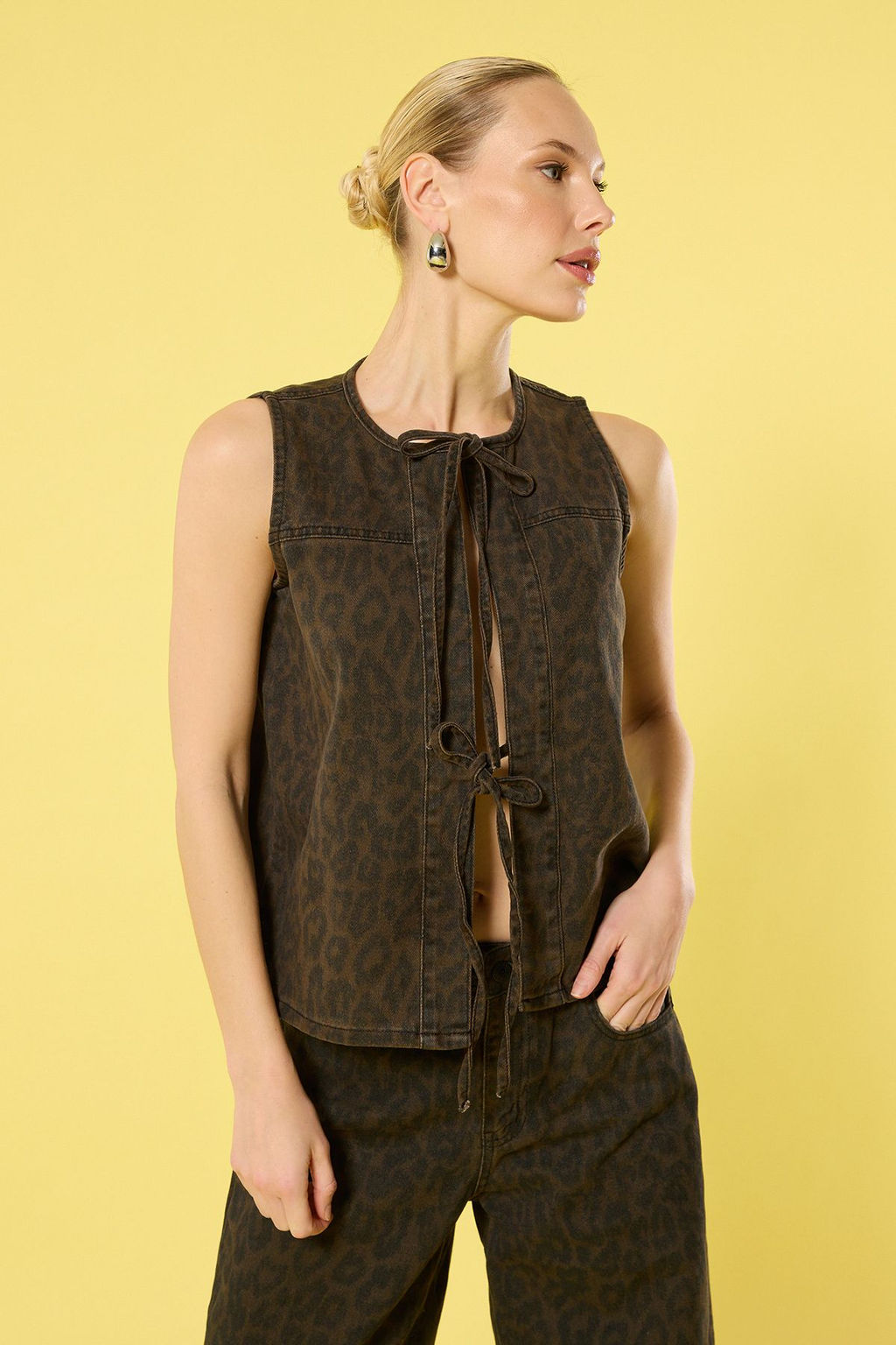 TRENDYOLMILLA Kahverengi Leopar Desenli Onden Baglamal? Denim Yelek TWOSS25YE00017