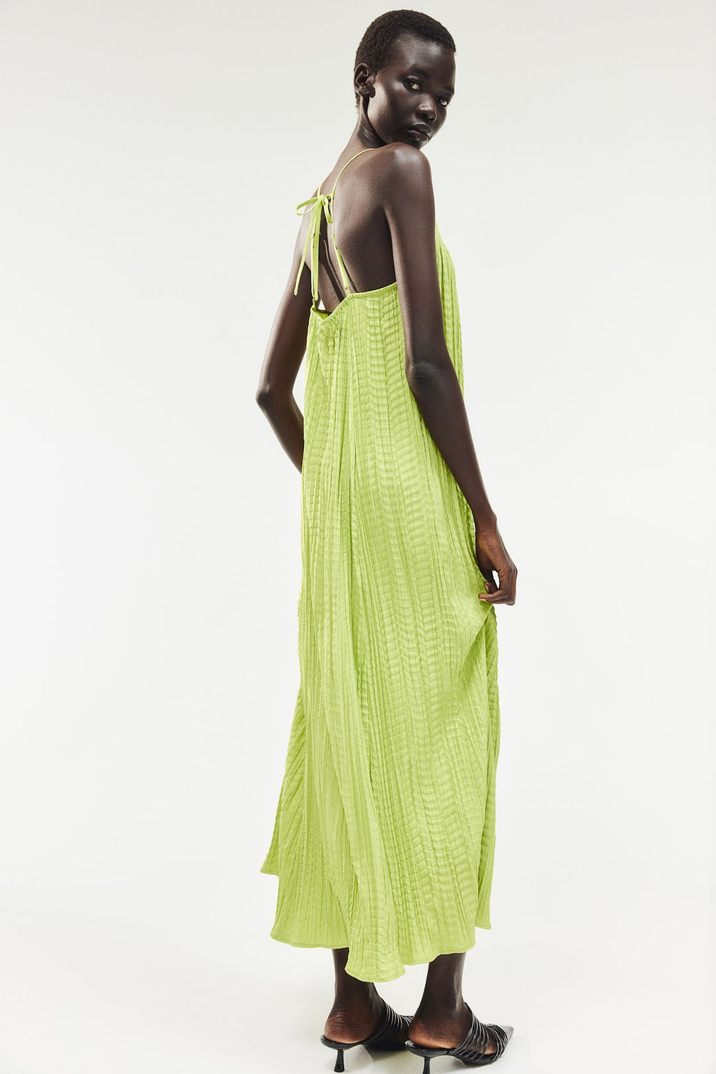 Vestido plisado con tirantes espagueti