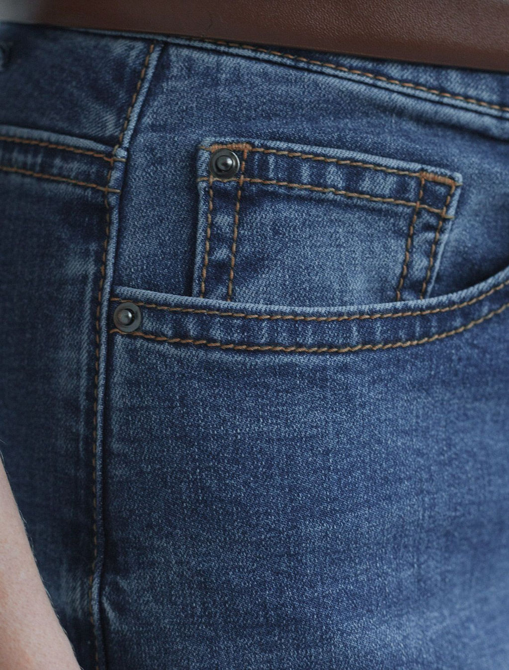 Джинсы трубы прямые с декоративной стиркой из эластичного денима - Vilatte фото 4