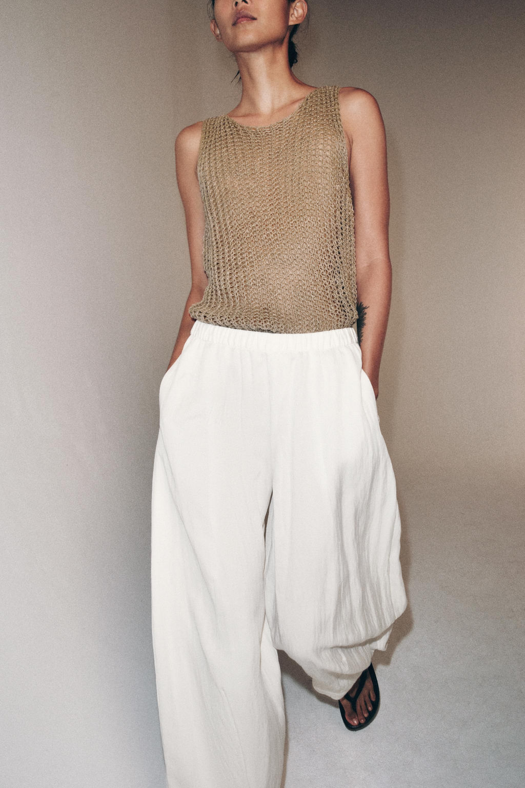 PANTAL?N BARREL FLUIDO ZW COLLECTION / Blanco roto - Zara фото 4