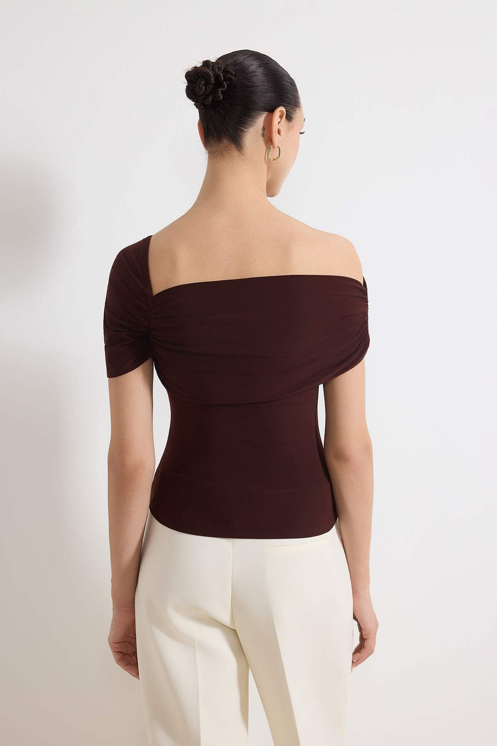 Kahverengi Slim Asimetrik Yaka Tek Kol K?sa Kollu Buzgulu Esnek Orme Bluz TWOSS26BZ00169