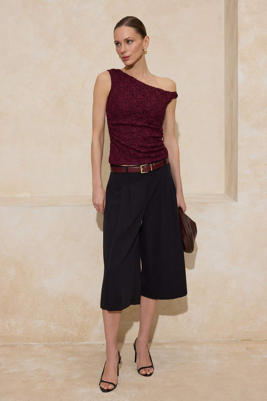 Bordo Fitted/Vucuda Oturan Asimetrik Yaka Dusuk Kol Kolsuz Dantel Orme Bluz TWOSS26BZ00077