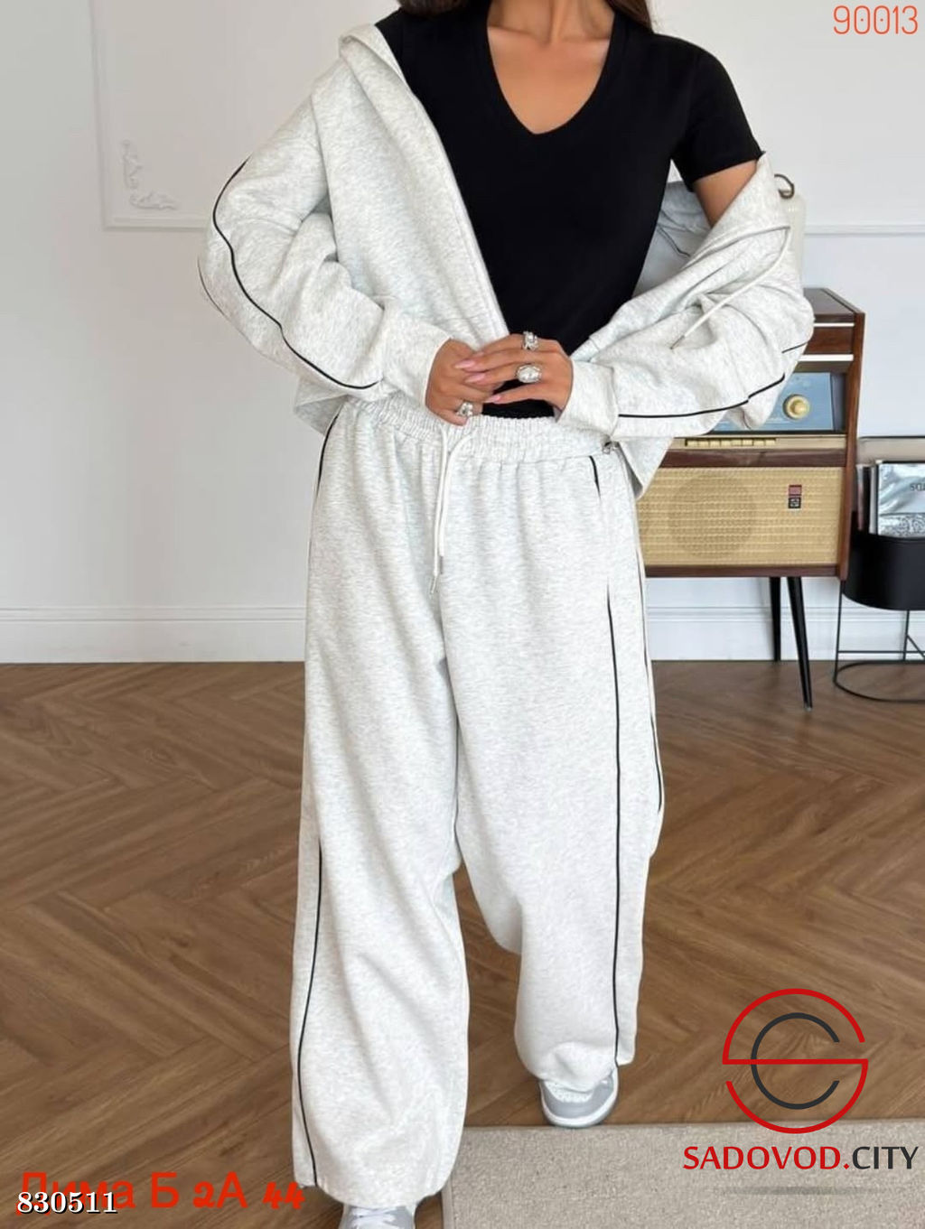 Спортивный женский костюм