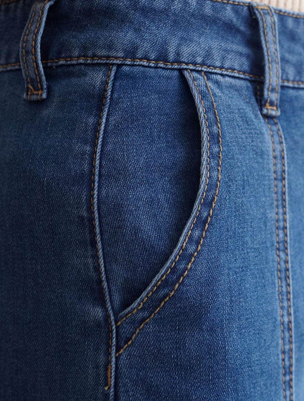 Джинсовая юбка миди А силуэта с декоративными швами из эластичного денима