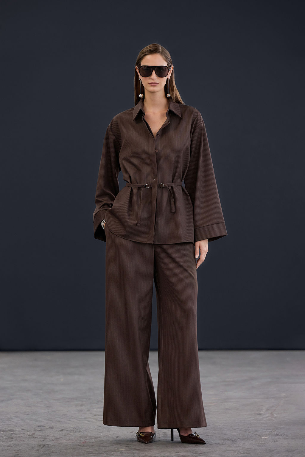Trendyol Studio Kahverengi Cizgili Belden Ayarlanabilir Dokumlu Oversize Gomlek TWOAW26GO00105 - Trendyolmilla фото 4