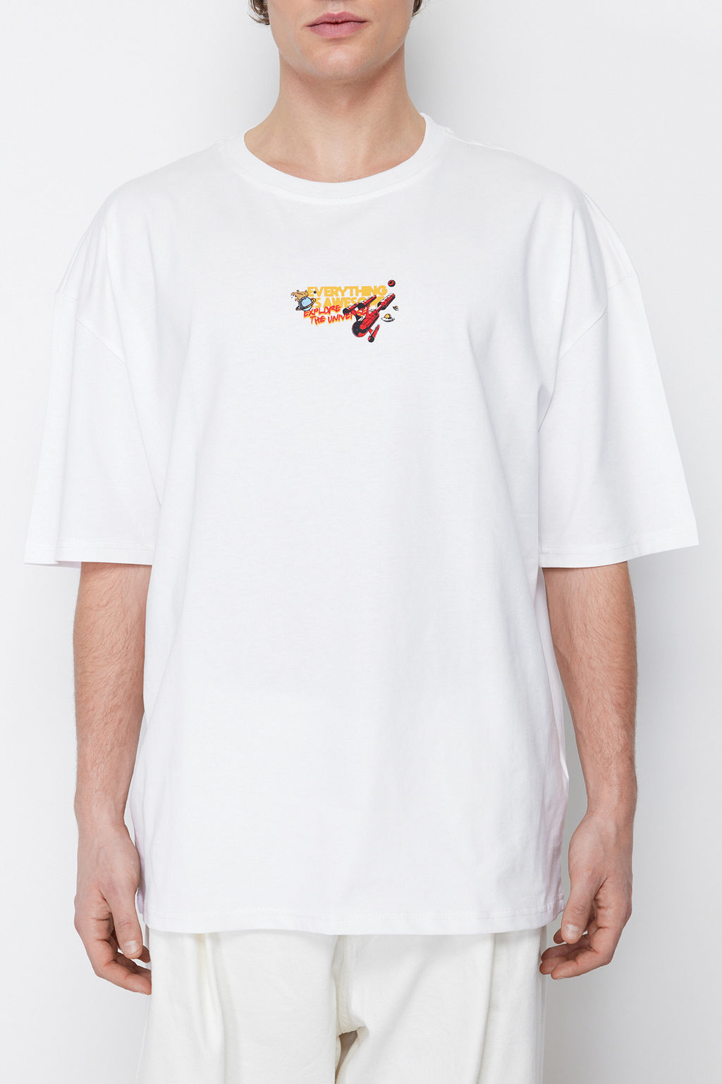 TRENDYOL MAN Beyaz Oversize/Genis Kesim Uzay Bask?l? %100 Pamuklu T-Shirt TMNSS24TS00085 - Trendyolmilla фото 4