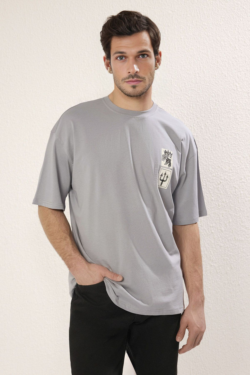 TRENDYOL MAN Lacivert Oversize/Genis Kesim K?sa Kollu Sanat Bask?l? 100% Pamuklu T-Shirt TMNSS21TS3559