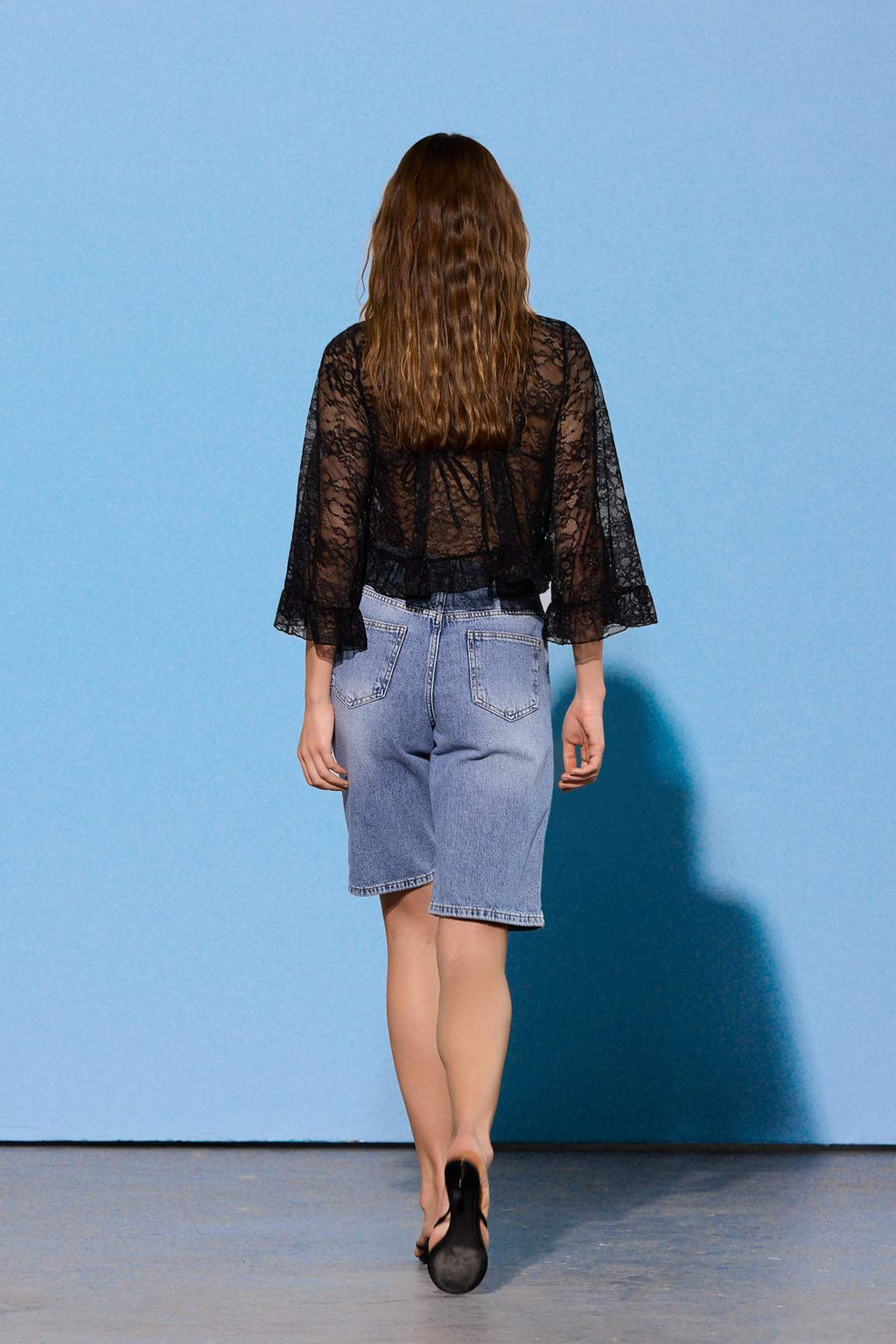 Limited Edition Mavi Y_ksek Bel Denim Bermuda TWOSS26SR00061