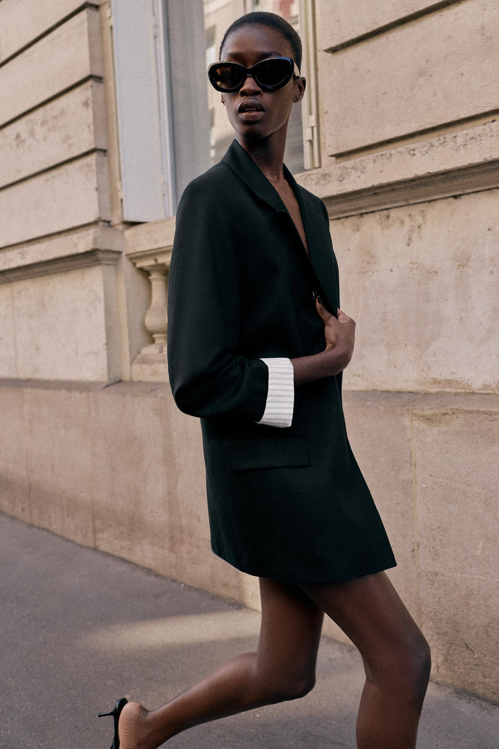 BLAZER CON LINO MANGA REMANGADA / Negro - Zara фото 4