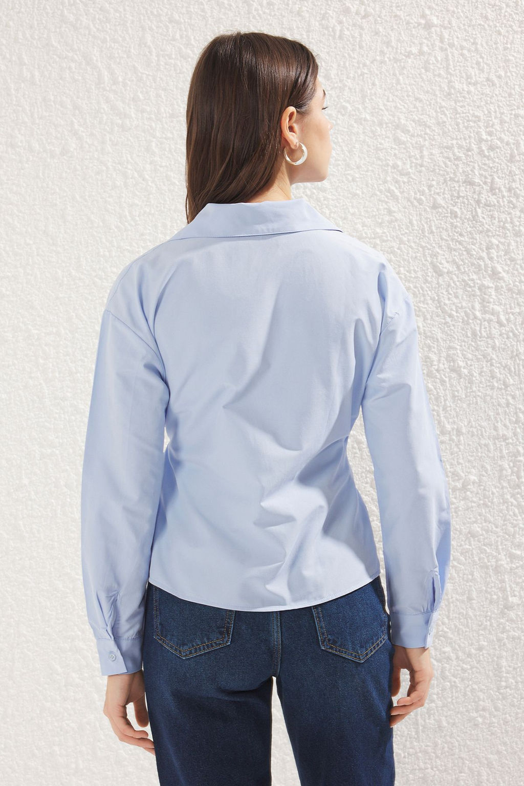 TRENDYOLMILLA Mavi Kruvaze Kapama Baglama Detayl? Regular Normal Kal?p Dokuma Gomlek TWOSS25GO00029  фото 5