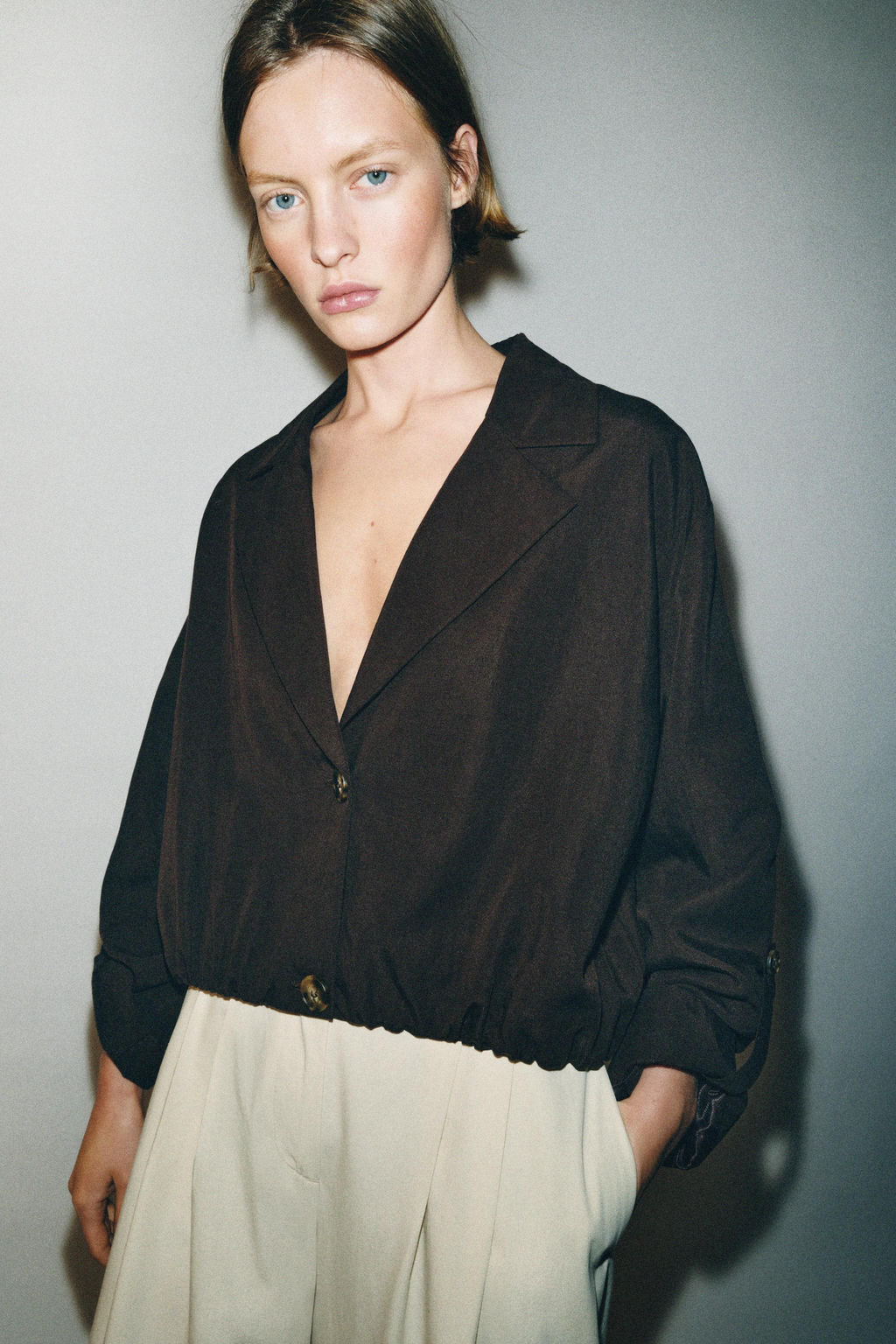 CHAQUETA CORTA BAJO EL?STICO / Marr?n - Zara фото 4