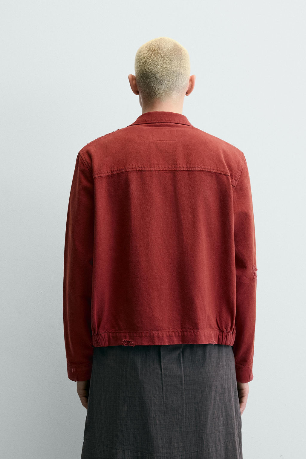 CAZADORA CROPPED FIT EFECTO ROTOS / BURGANDY MARS - Zara фото 3