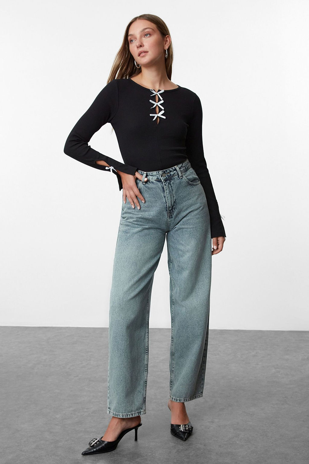 Trendyolmilla Siyah Fiyonk ve Cut Out Detayl? Bisiklet Yaka Slim/Vucuda Oturan Orme Bluz TWOAW25BZ00177