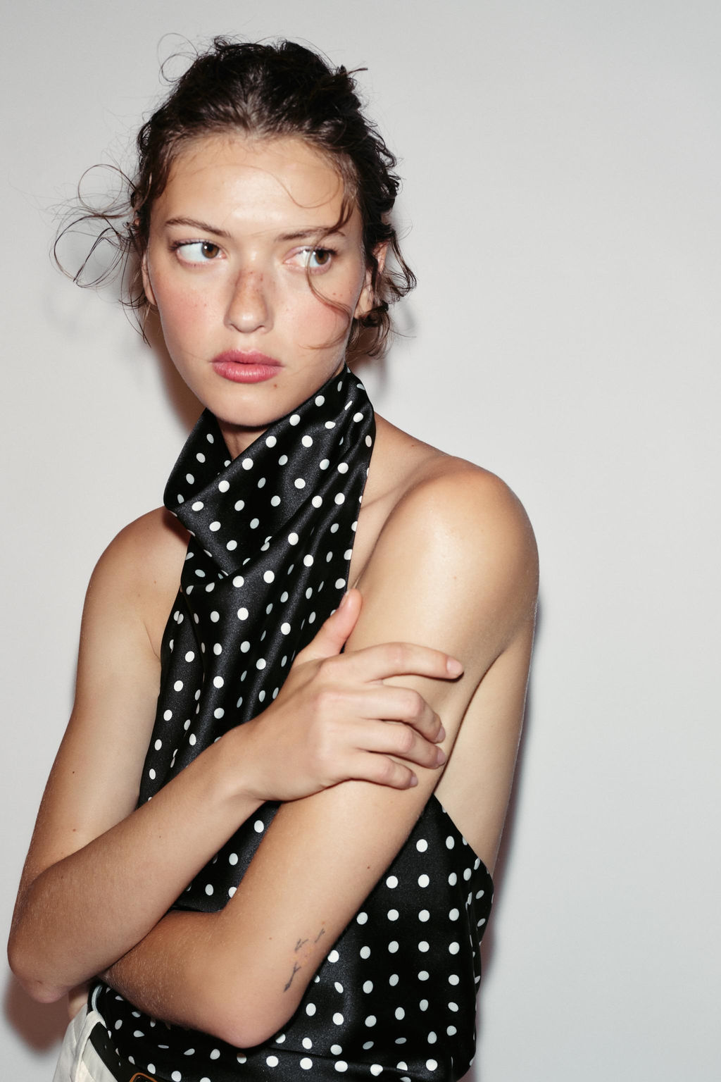 TOP HALTER SATINADO / Negro / Blanco - Zara фото 3