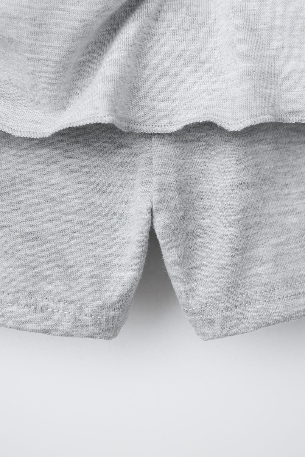 FALDA BERMUDA VOLANTES RAYAS / Gris vigor?