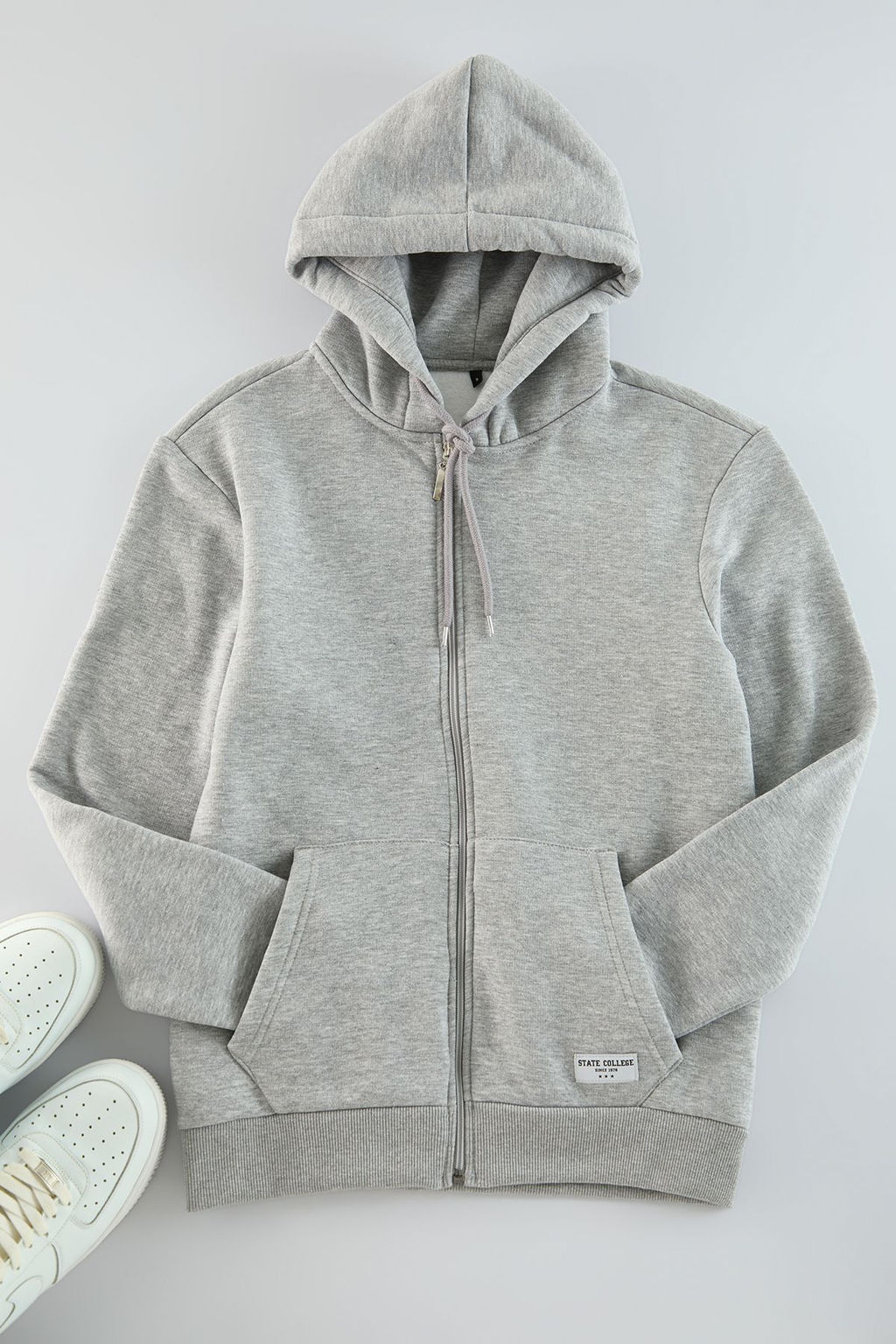 TRENDYOL MAN Gri Melanj Regular Fit Kapusonlu Fermuarl? Etiket Aplikeli Kal?n Sweatshirt TMNAW23SW00172 - Trendyolmilla фото 7