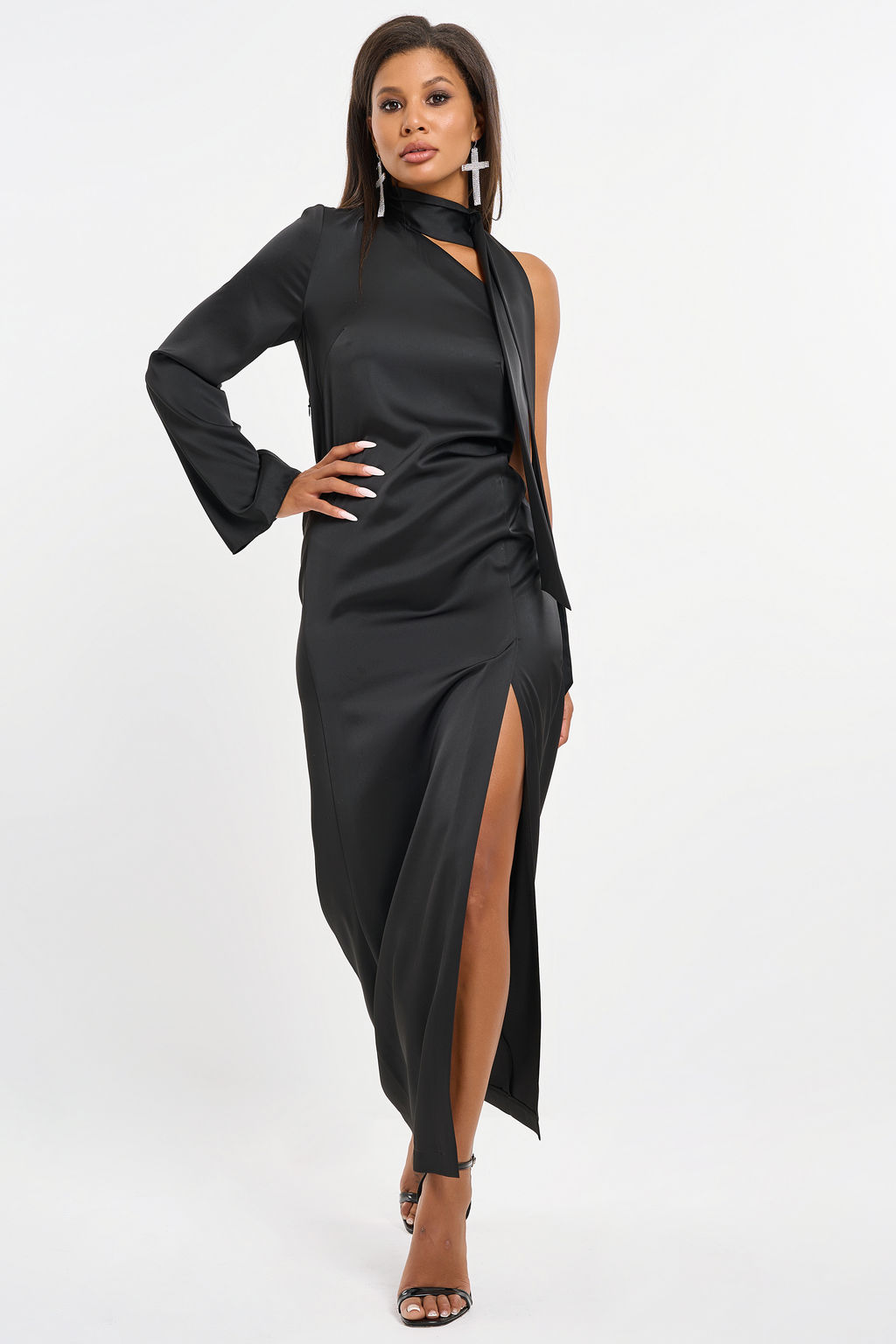 Платье вечернее с ассиметричным вырезом из атласа черное новый год