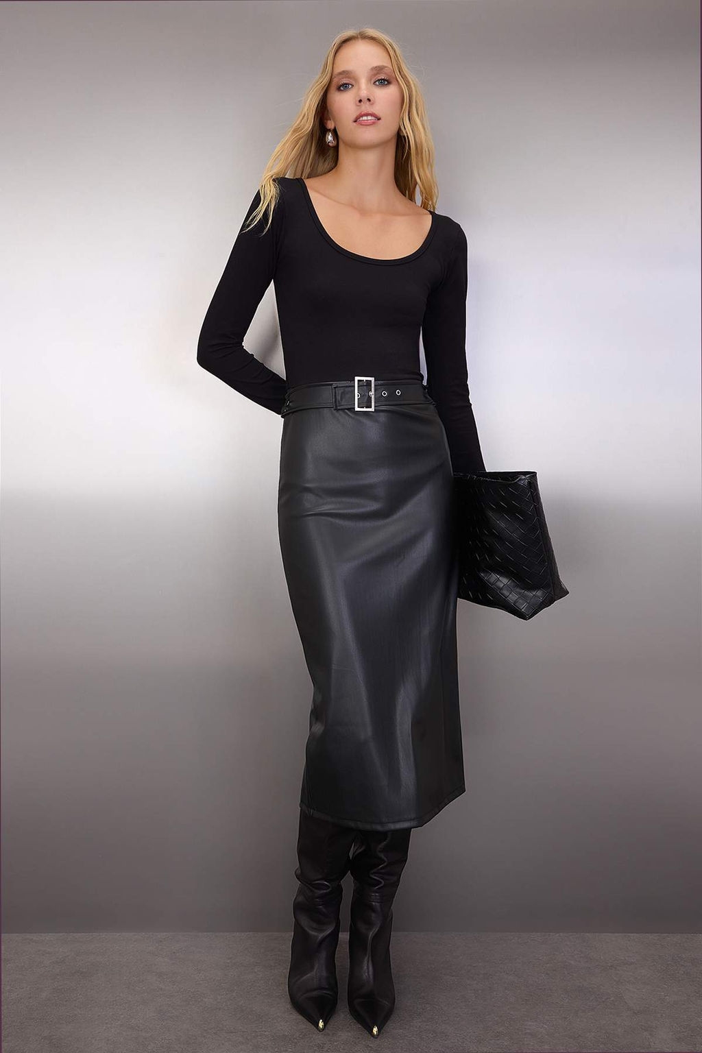 Siyah Duz Kemerli Bodycone/Vucuda Oturan Midi Suni Deri Orme Elbise TWOAW26EL00041