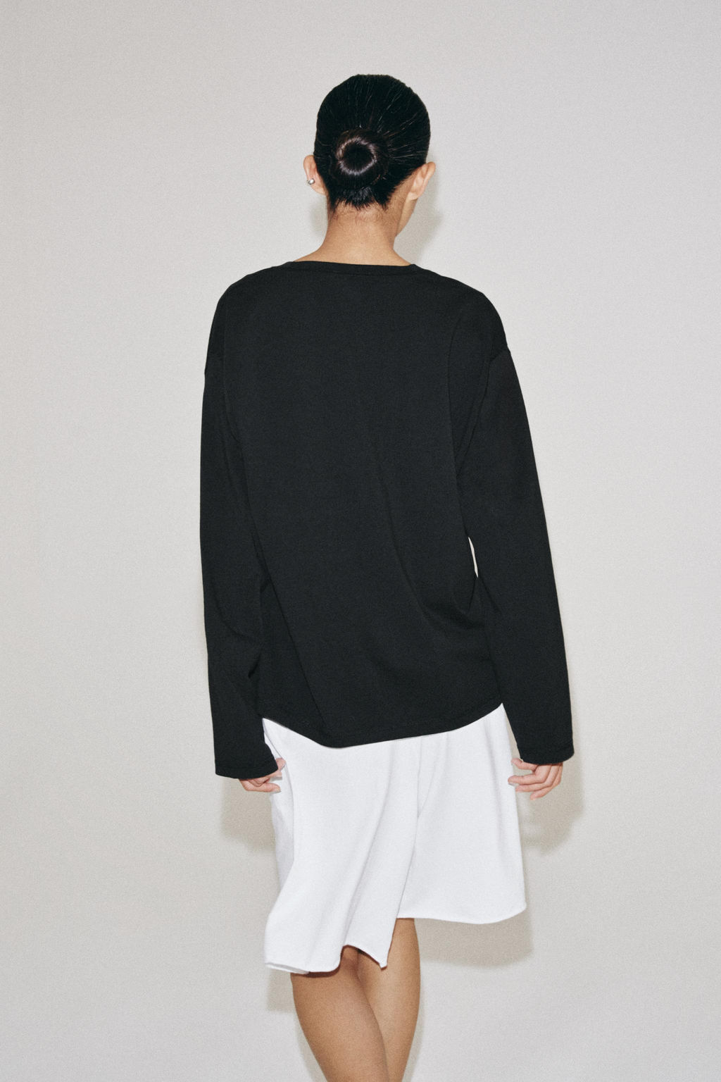 CAMISETA ESCOTE PICO ALGOD?N / Negro - Zara фото 3