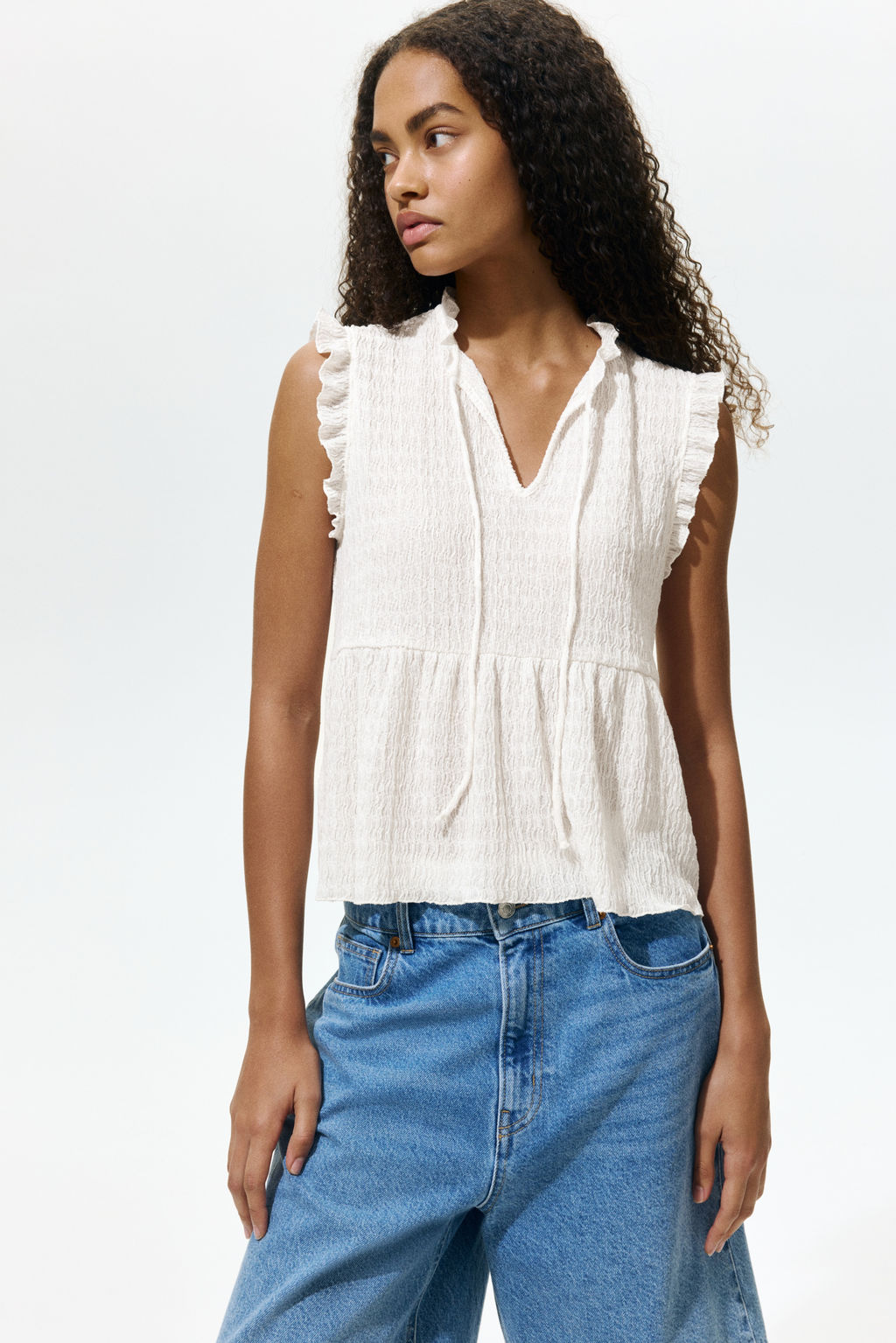 Top con ribetes de volante y lazada - H&m фото 3