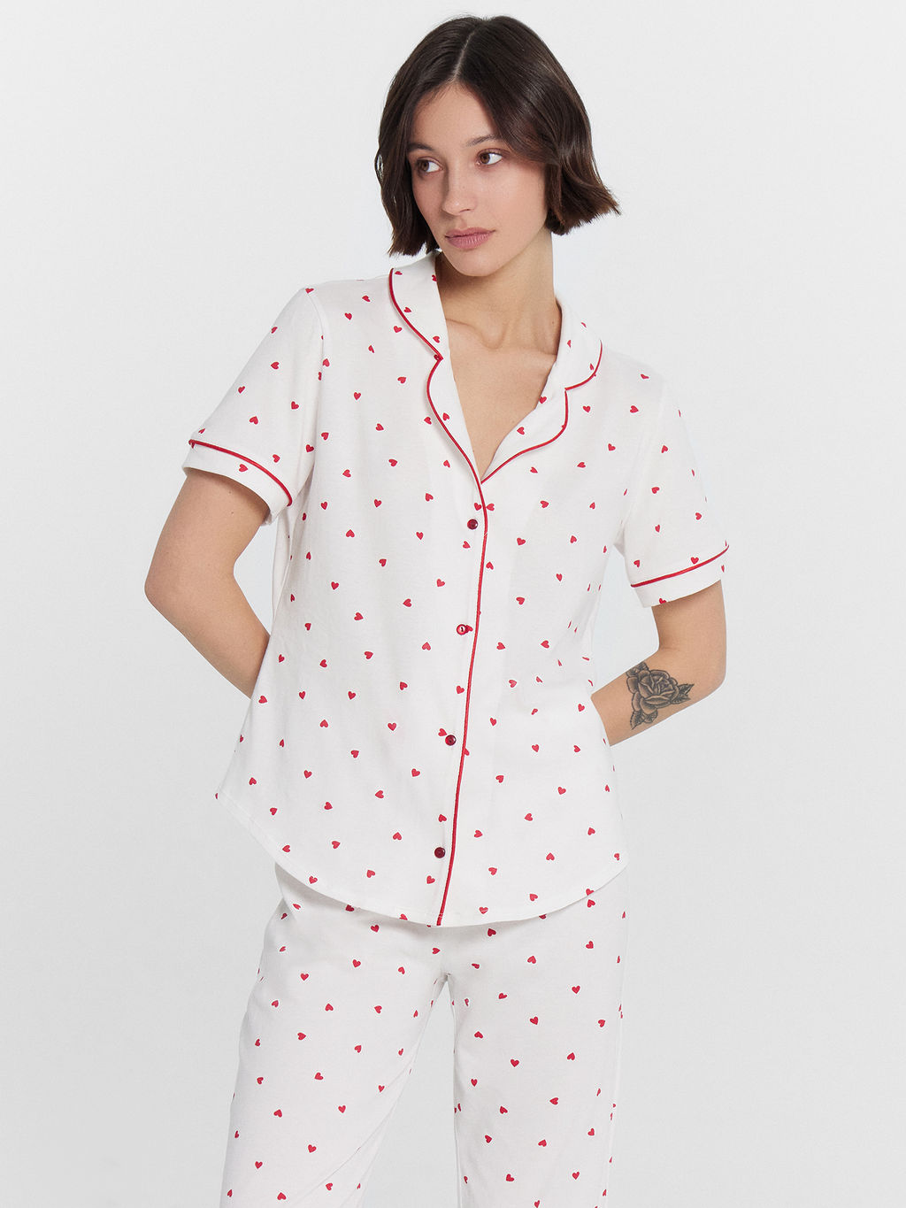 Пижама женская белая с принтом "сердечки"