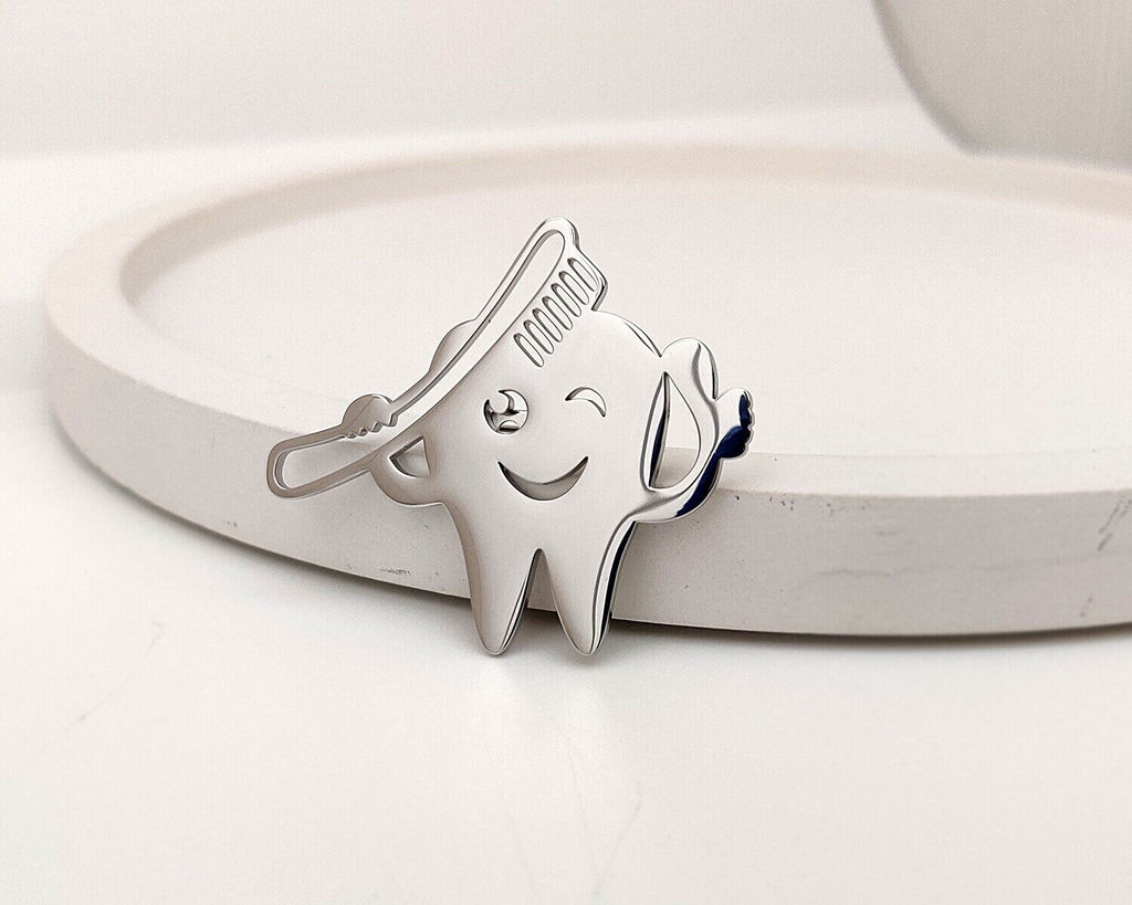 Брошь Зуб