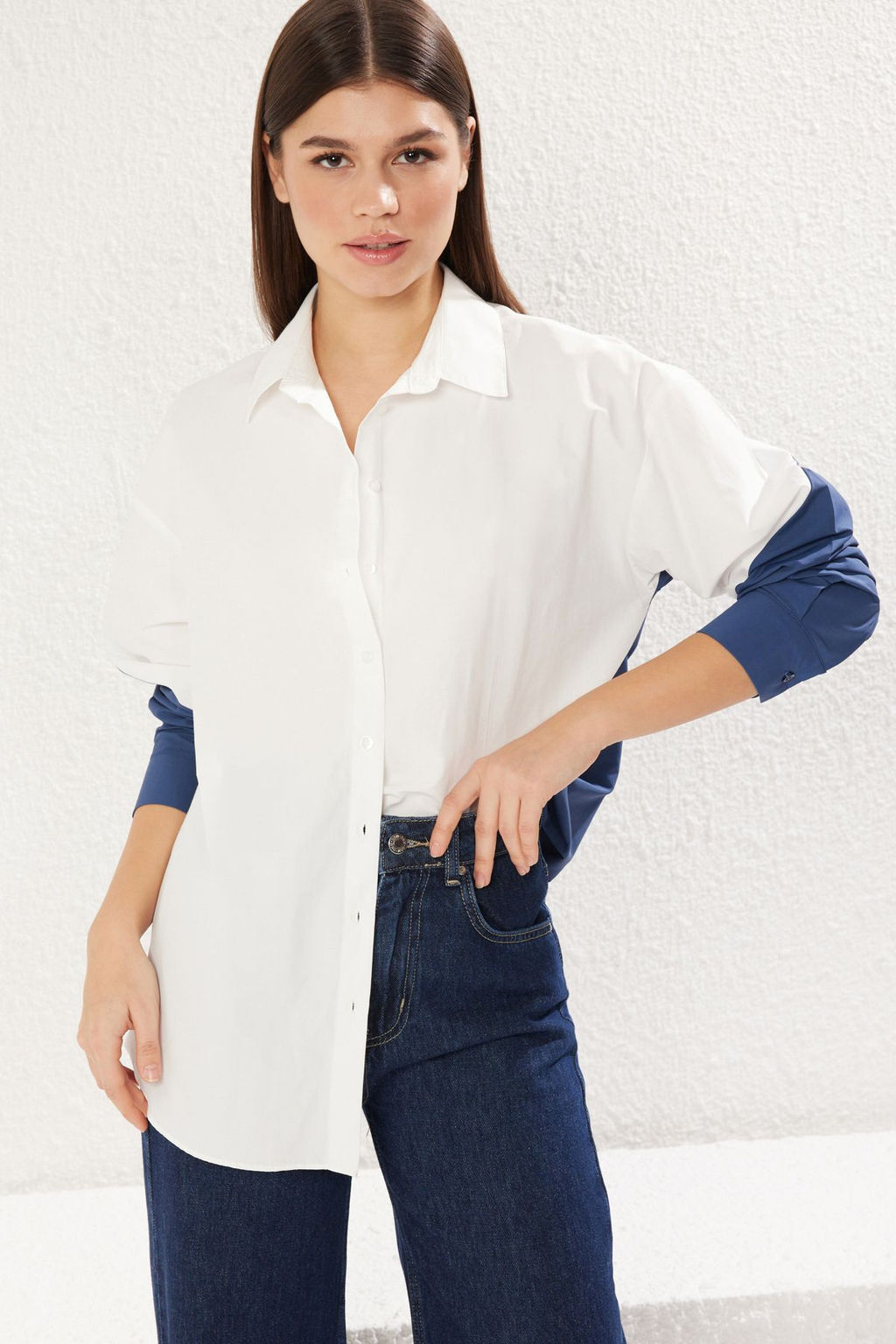 TRENDYOLMILLA Ekru Renk Bloklu Boyfriend Genis Kal?p Dokuma Gomlek TWOSS23GO00393