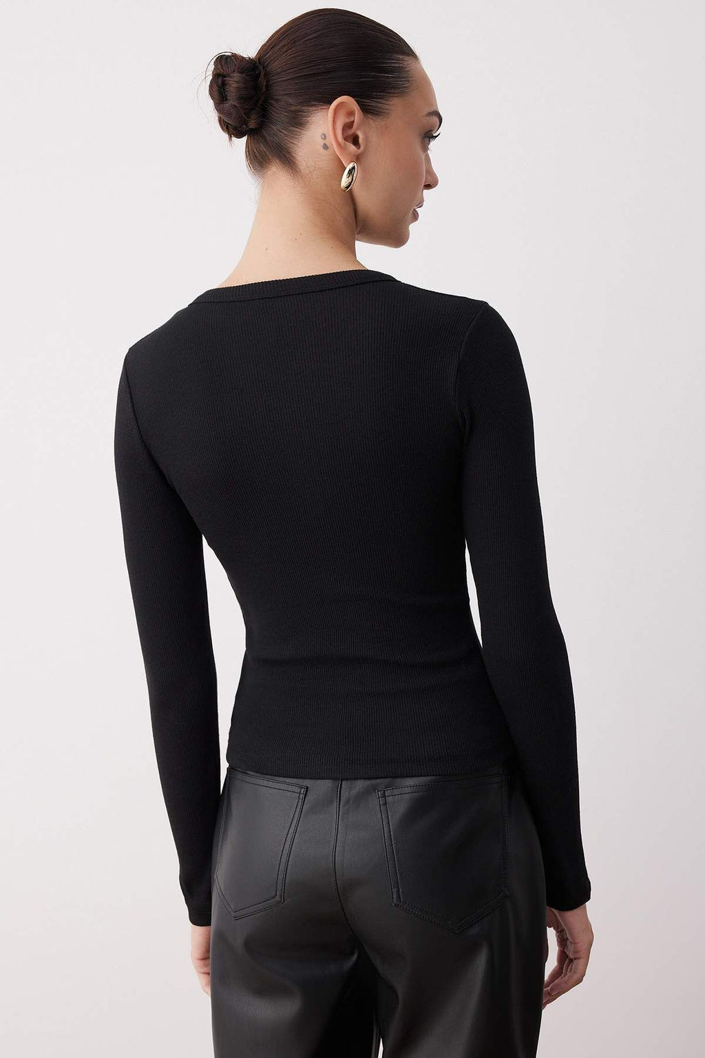 Siyah Bisiklet Yaka Dugmeli Fitted/Vucuda Oturan Esnek Fittilli Orme Bluz TWOAW26BZ00063