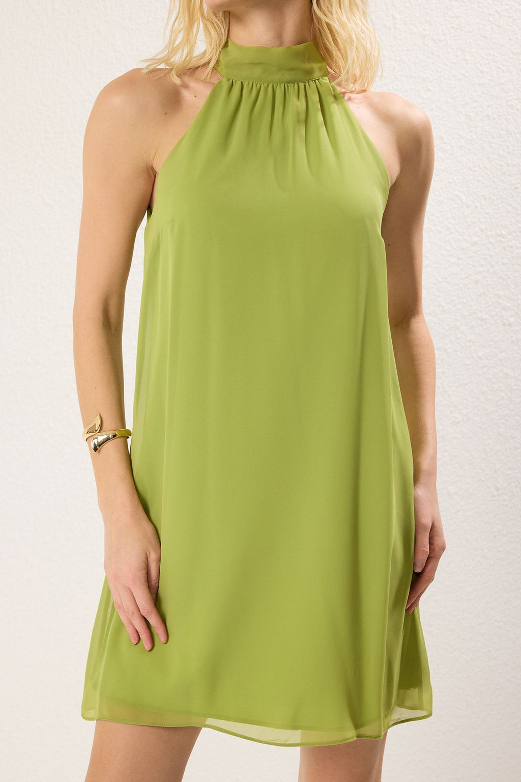 TRENDYOLMILLA Murdum Duz Kesim Halter Yaka Mini Sifon Astarl? Dokuma Elbise TWOSS23EL01059  фото 3