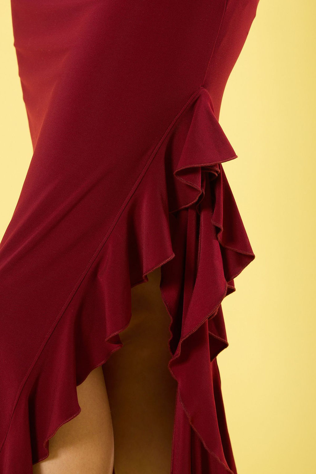 TRENDYOLMILLA Bordo Ask?l? Buzgulu Y?rtmacl? F?rf?rl? Bodycone/Vucuda Oturan Maxi Orme Elbise TWOSS25EL00228