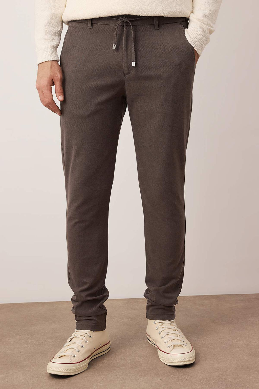 Kahverengi Regular Fit Dokulu Rahat Erkek Pantolon TMNAW26PL00007