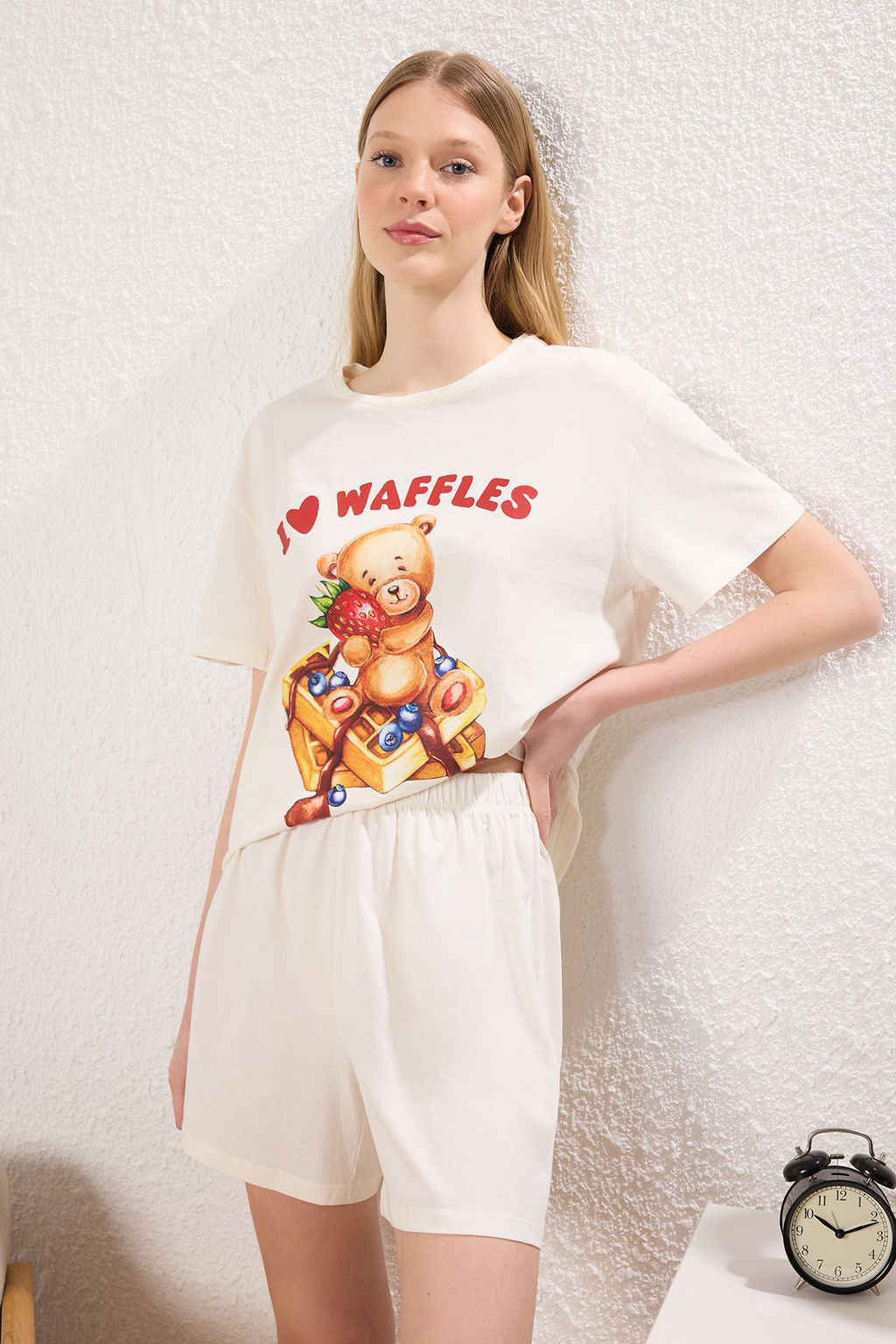 Trendyolmilla Ekru %100 Pamuklu Ay?c?kl? Sloganl? Sortlu Orme Pijama Tak?m? THMSS25PT00349