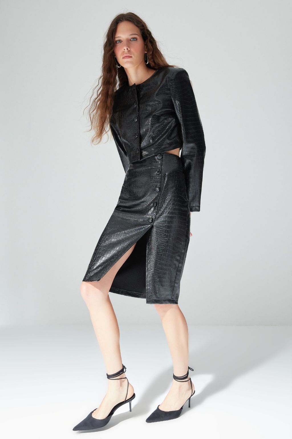 TRENDYOLMILLA Limited Edition Siyah Suni Y?lan Derisi Y?rtmacl? Midi Dokuma Etek TWOAW23ET00260