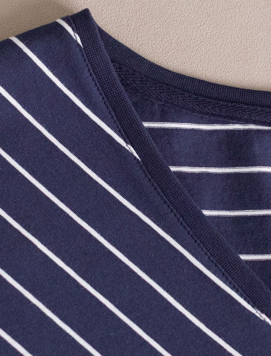 Футболка в полоску с V-вырезом и цельнокроеным рукавом из гладкого хлопка