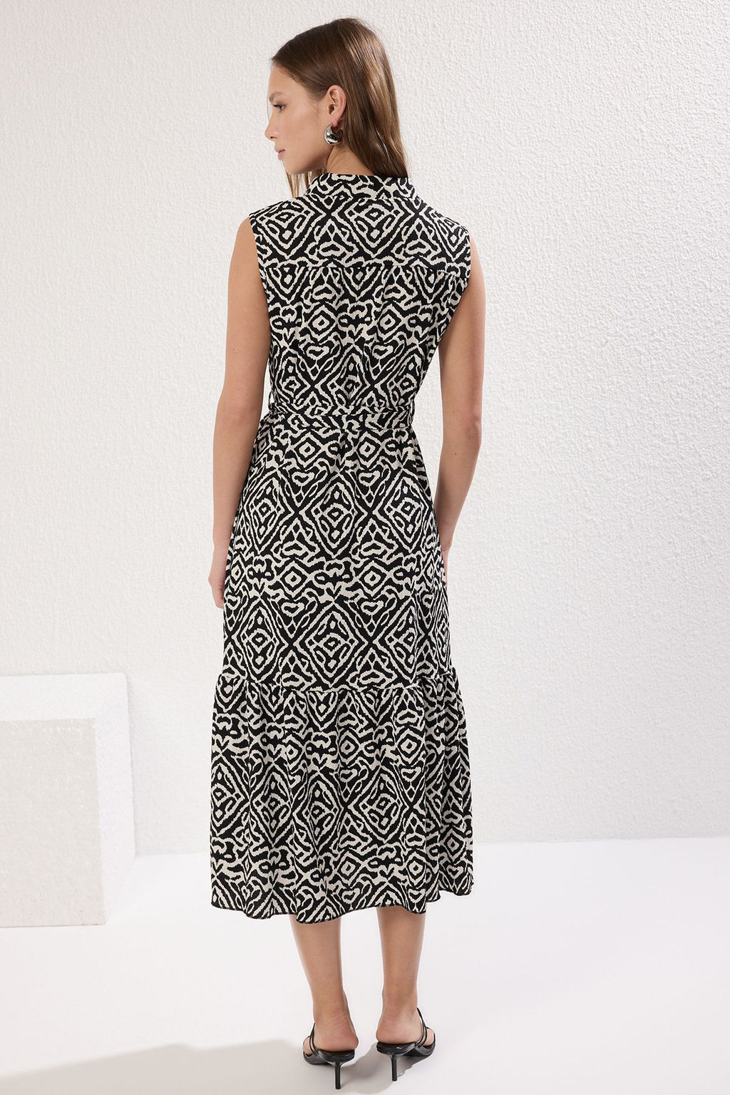 TRENDYOLMILLA Siyah Geometrik Bask?l? S?f?r Kol V Yaka Etegi F?rf?rl? Midi Orme Elbise TWOSS25EL00703  фото 4