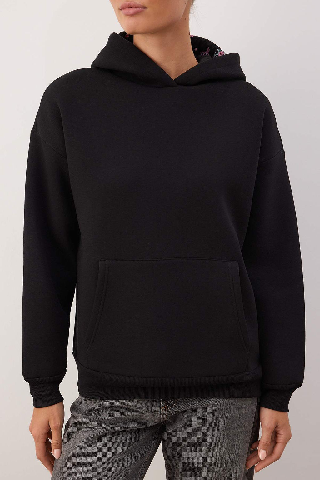 Siyah Kapusonu Bask?l? Oversize/Genis Kal?p Orme Sweatshirt TWOAW26SW00213 - Trendyolmilla фото 3