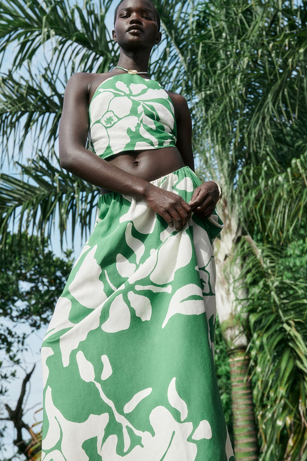 Top cropped con escote halter - H&m фото 3