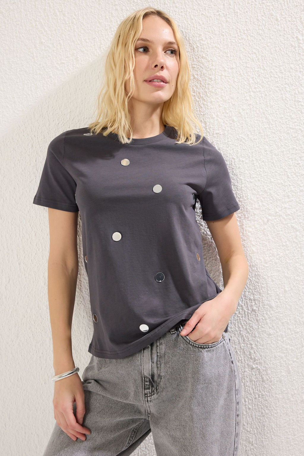 TRENDYOLMILLA Antrasit %100 Pamuk Regular/Normal Kal?p Ayna Aksesuarl? Orme T-Shirt TWOSS25TS00091  фото 2