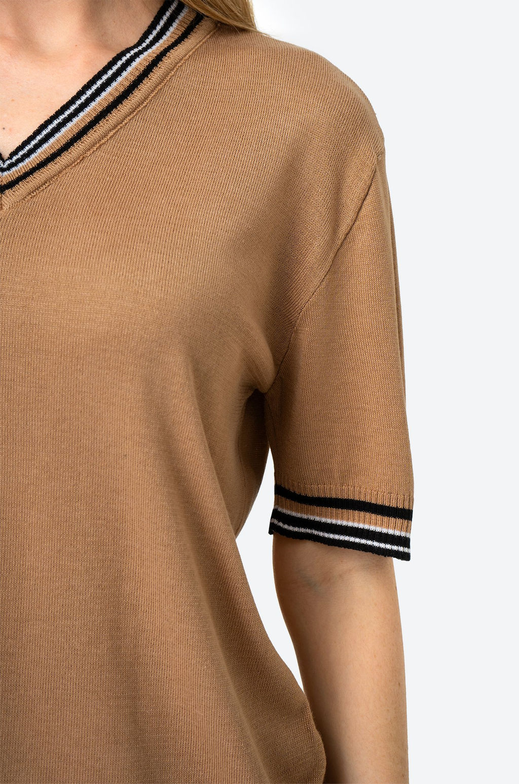 Женская футболка из вязаного трикотажа с V-образным вырезом Happy Fox  фото 26