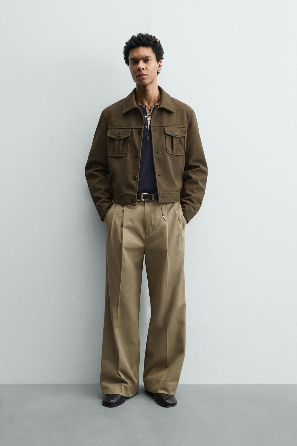 CAZADORA CROPPED FIT EFECTO PIEL / Aceite