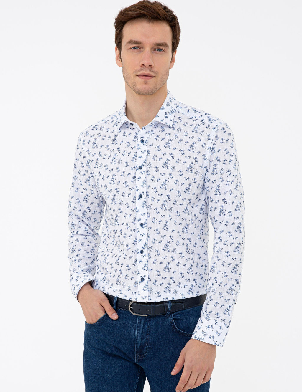 Темно-синяя приталенная рубашка с длинным рукавом